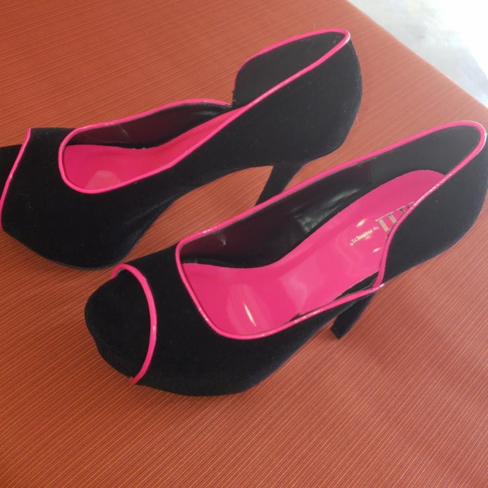 Shoes - Picture 2 of 7